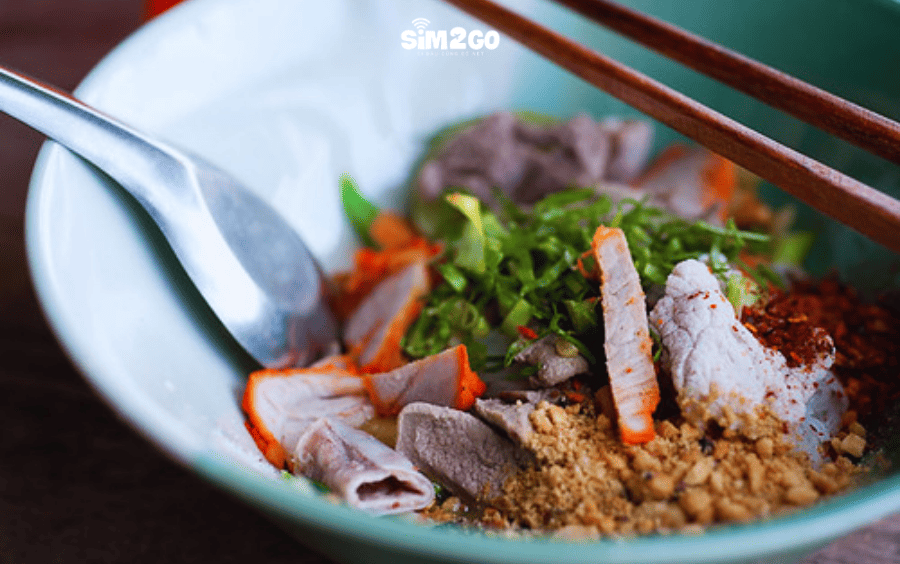 kuaytiaw-la-mon-noi-tieng-cua-jae-hae-sukhothai-noodles