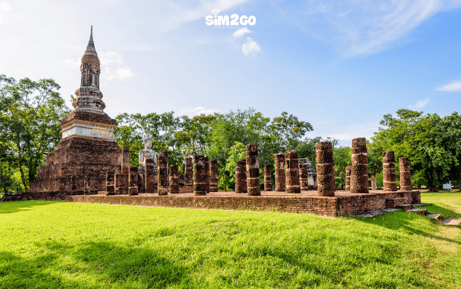 wat-traphang-ngoen-la-ngoi-den-dien-hinh-trong-vuong-quoc-sukho-thai